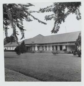 118px-COLLECTIE_TROPENMUSEUM_Pladjoe_ziekenhuis_TMnr_10006818