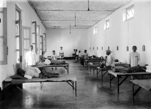 COLLECTIE_TROPENMUSEUM_Zaal_in_het_ziekenhuis_van_de_kapok-onderneming_Silowok_Sawangan_in_Midden-Java_TMnr_10002367